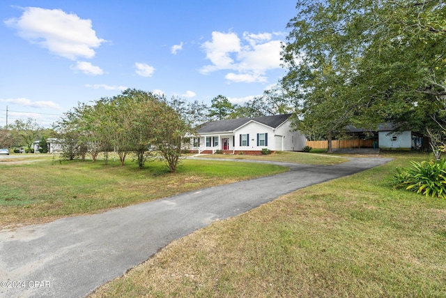 view of front of home featuring a front lawn