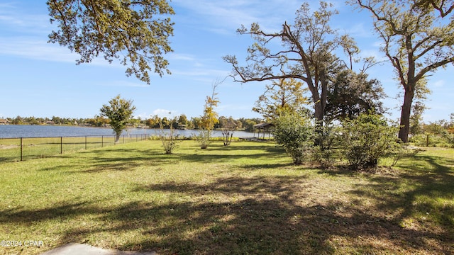 view of yard featuring a water view