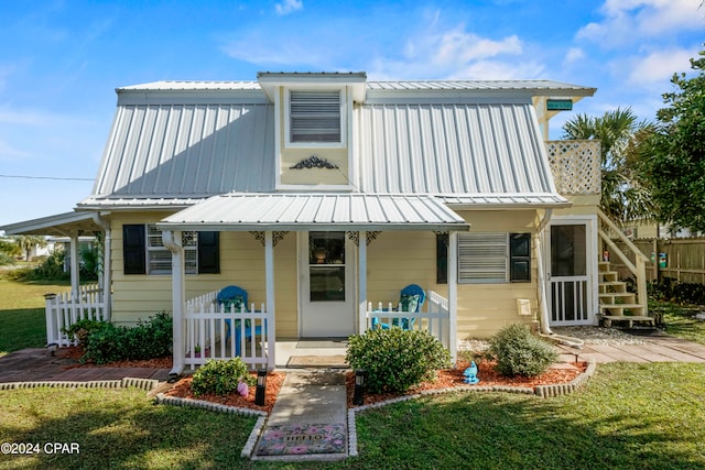 view of front of property featuring a porch and a front lawn