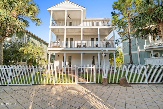 view of front facade featuring a balcony