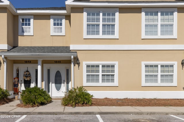 multi unit property featuring a porch