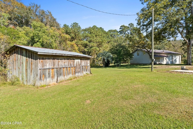 view of yard featuring an outbuilding