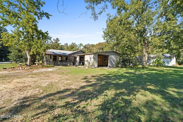 view of yard featuring an outdoor structure