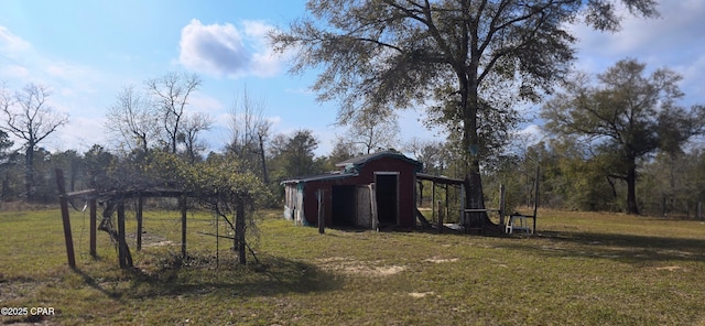 view of yard featuring an outdoor structure