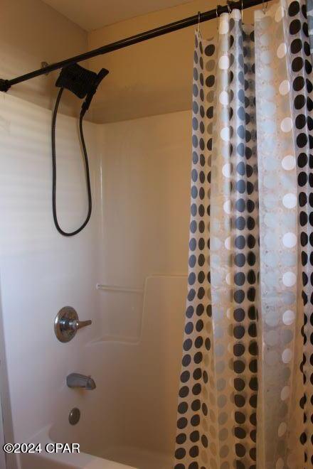 interior details with a shower with shower curtain