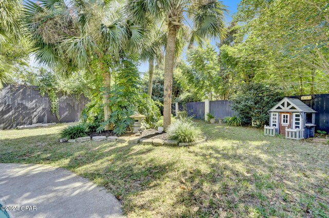 view of yard with an outdoor structure