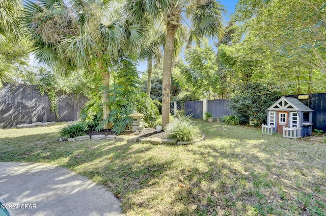 view of yard featuring an outdoor structure