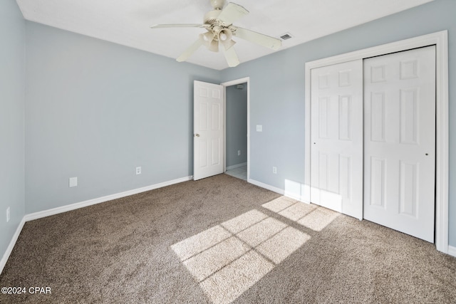 unfurnished bedroom with ceiling fan, carpet flooring, and a closet