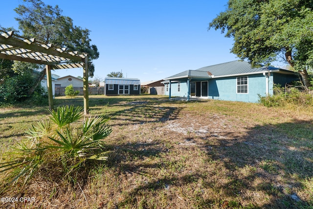 view of yard featuring a storage shed