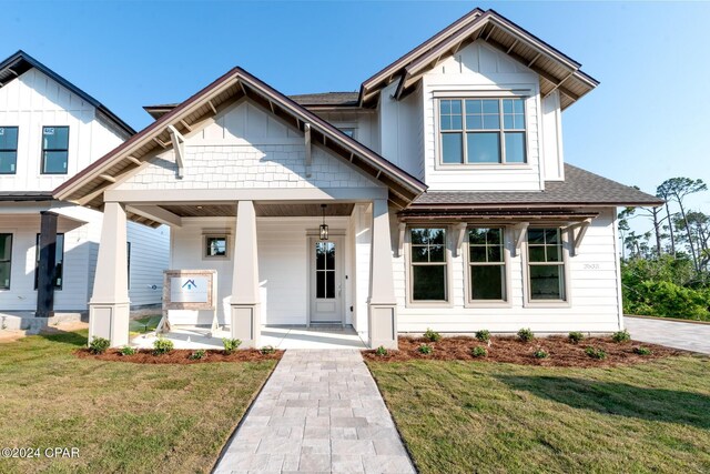 craftsman inspired home featuring a front yard