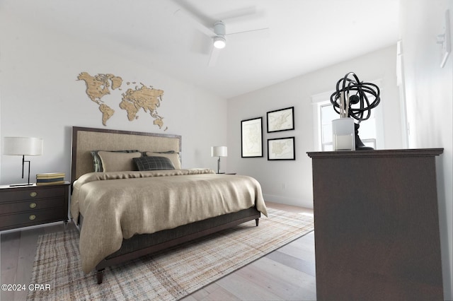 bedroom featuring light wood-style floors, baseboards, and a ceiling fan