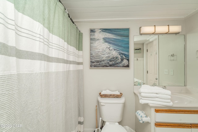 bathroom featuring a shower with shower curtain and toilet