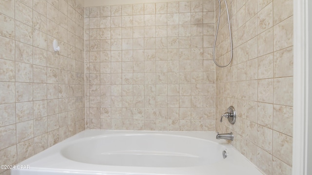 bathroom featuring tiled shower / bath combo