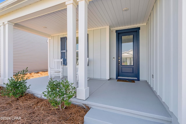 doorway to property with covered porch