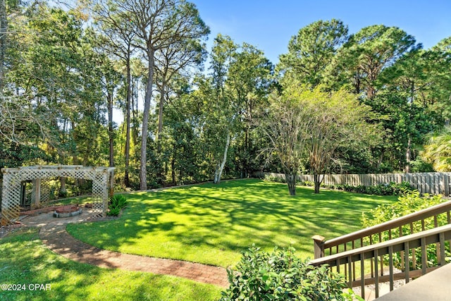 view of yard featuring a pergola