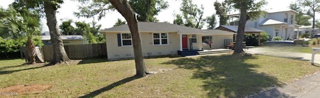 view of front of property featuring a front lawn