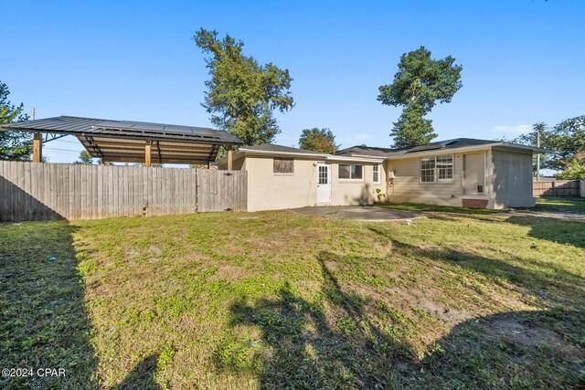 view of yard featuring a patio