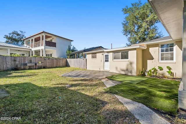 view of yard featuring a patio area