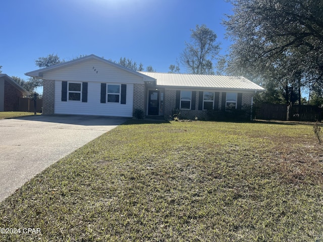 ranch-style home featuring a front lawn