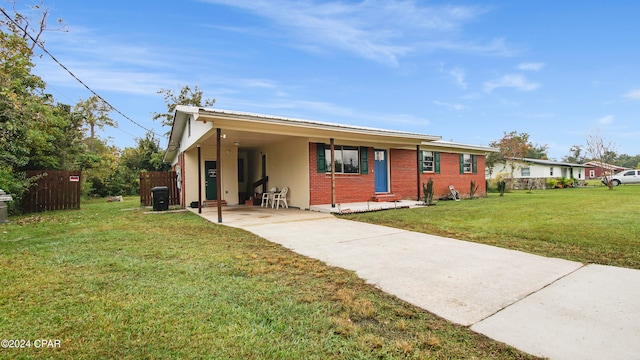 view of front of property featuring a front lawn