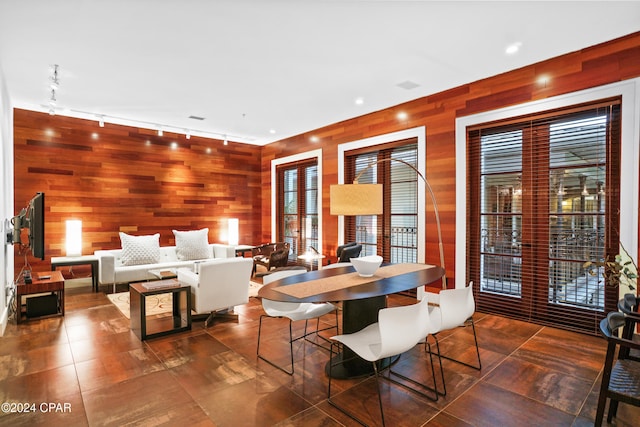 kitchen with tasteful backsplash, sink, hanging light fixtures, and stainless steel appliances