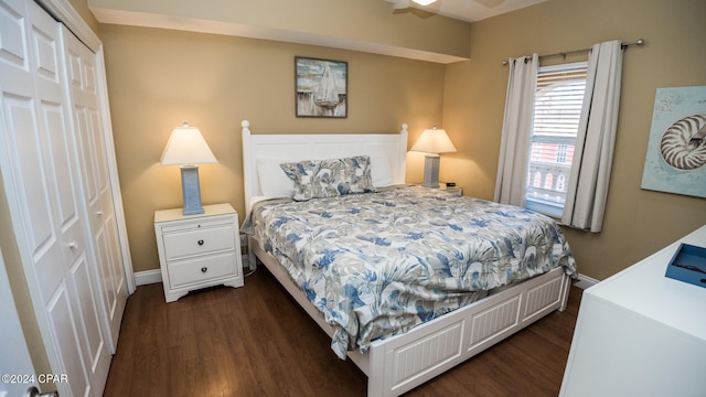 bedroom featuring dark hardwood / wood-style floors, ceiling fan, and a closet