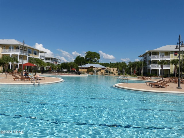 view of swimming pool