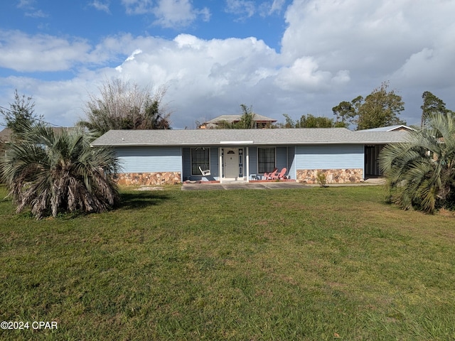 single story home featuring a front lawn