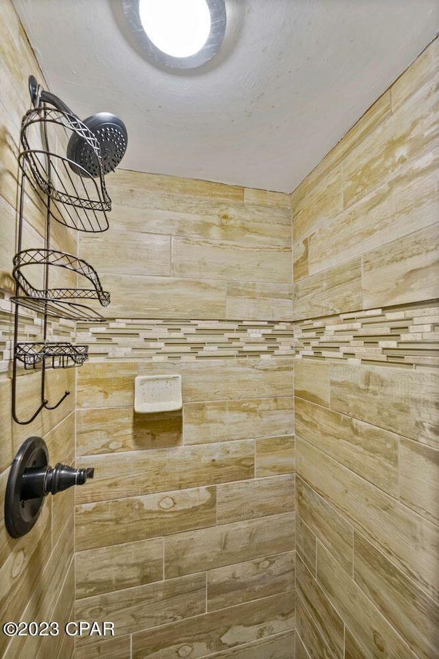 bathroom featuring a tile shower