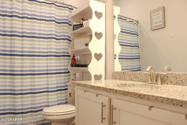 bathroom with a shower with curtain, vanity, and toilet