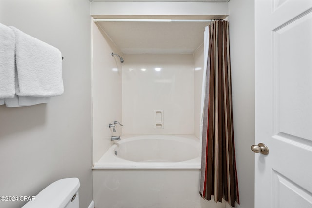 bathroom featuring toilet and shower / bath combo with shower curtain