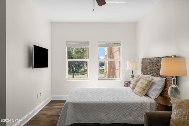bedroom featuring dark wood-type flooring, baseboards, and a ceiling fan