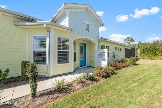 view of front facade featuring a front lawn