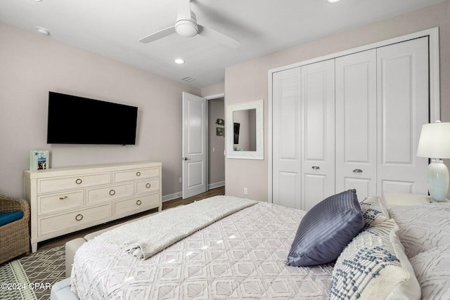 bedroom featuring ceiling fan, dark hardwood / wood-style flooring, and a closet