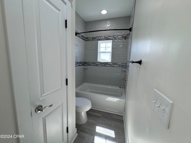 bathroom with tiled shower / bath and toilet