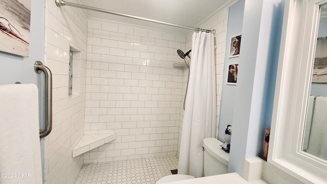 bathroom featuring toilet, a textured ceiling, and curtained shower