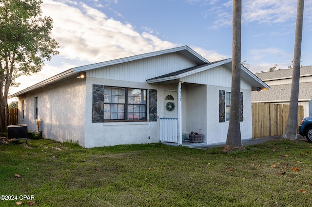 view of front of property featuring a front lawn