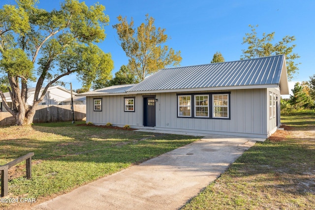 view of front of property featuring a front lawn