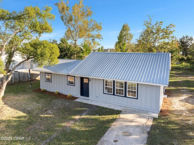 view of front of home with a front lawn