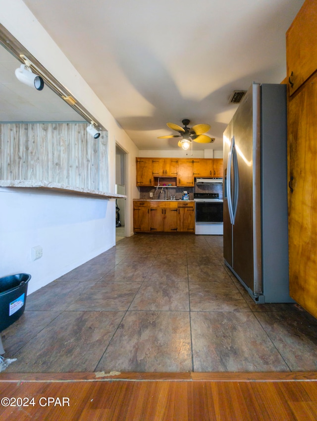 kitchen with sink, ceiling fan, stainless steel fridge, white stove, and dark hardwood / wood-style flooring