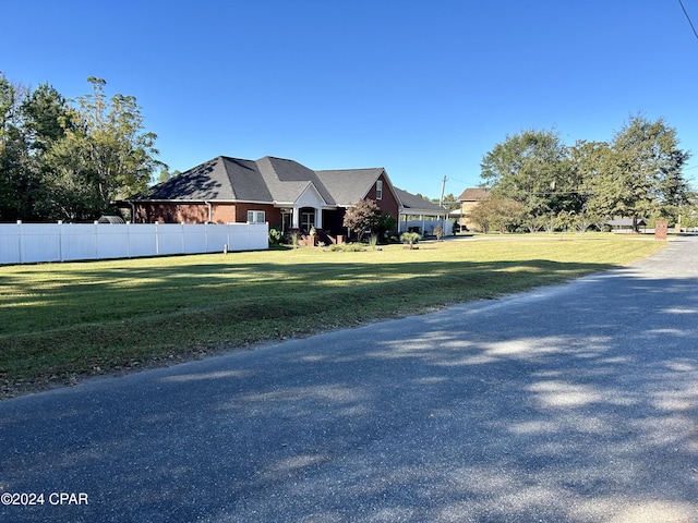 view of front of home featuring a front yard