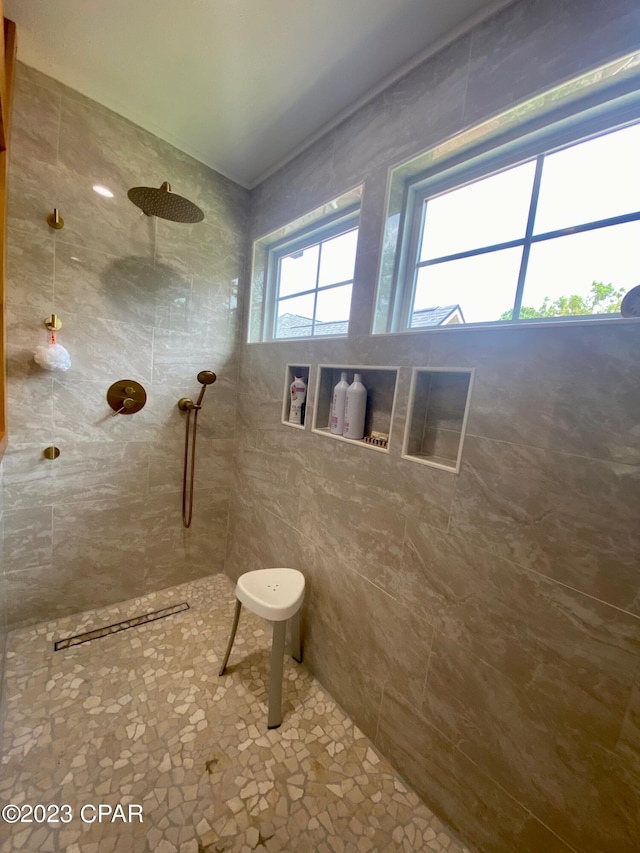 bathroom featuring a tile shower