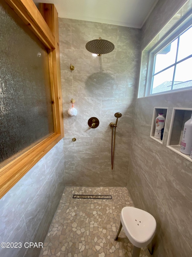 bathroom featuring tiled shower