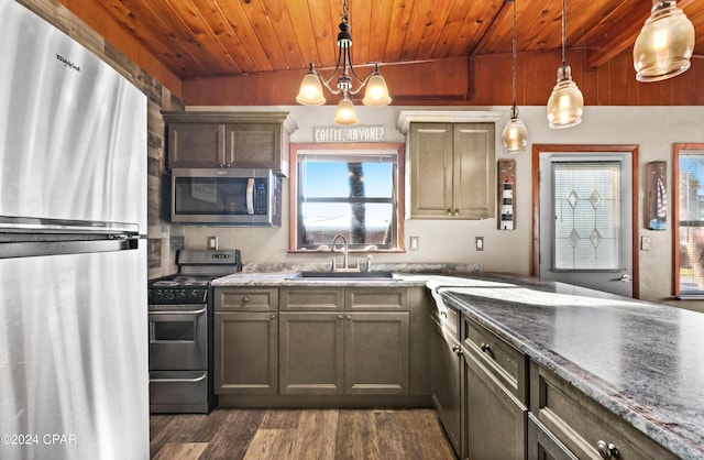 kitchen with sink, hanging light fixtures, stainless steel appliances, dark hardwood / wood-style floors, and vaulted ceiling