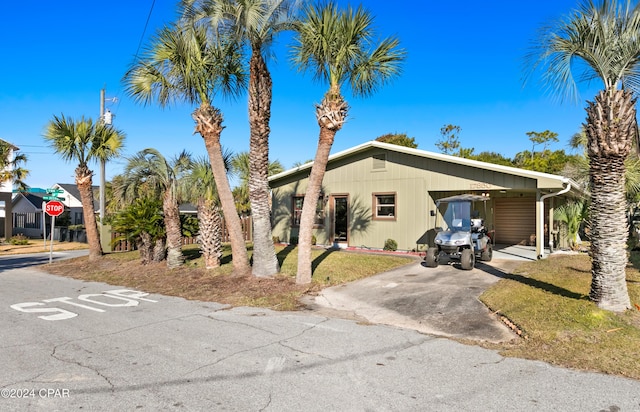 view of front of home featuring a carport and a front lawn