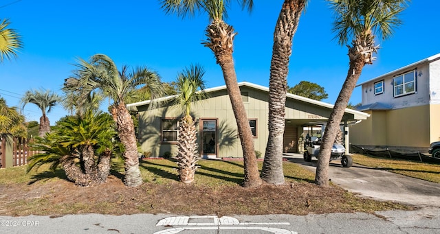 view of front facade featuring a carport