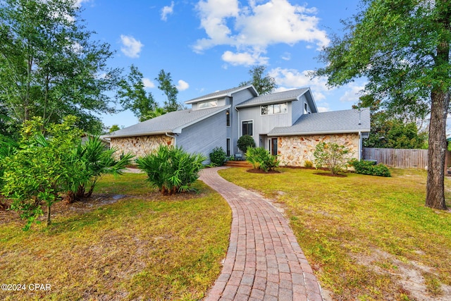 view of front of house featuring a front lawn