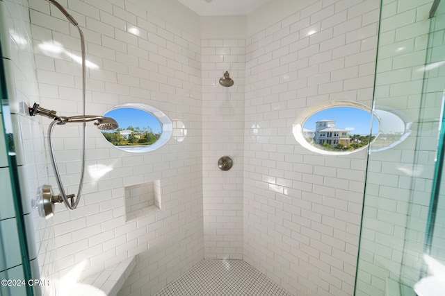 bathroom featuring a tile shower