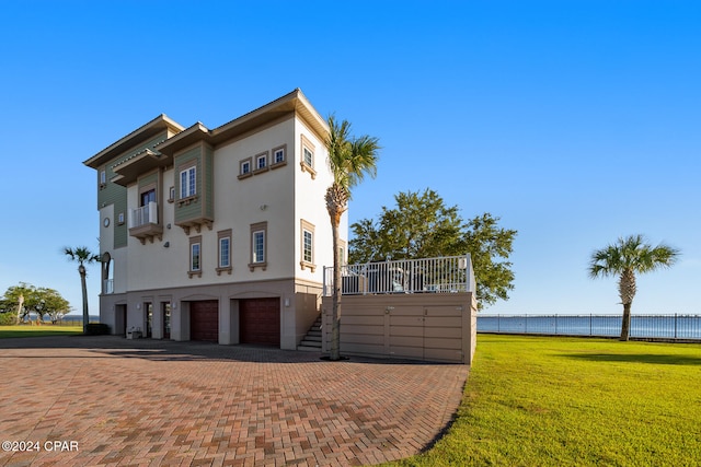 view of front facade with a garage and a front yard