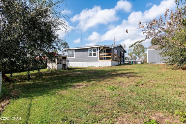 view of yard featuring a storage unit